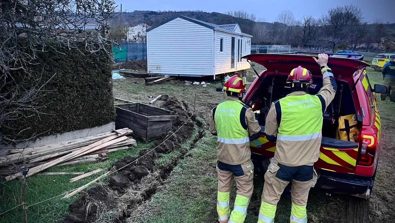 Bomberos de Le&oacute;n interviniendo en el lugar del suceso; el hombre fue aprisionado por el peso de la mobil home. Foto: Bomberos Le&oacute;n