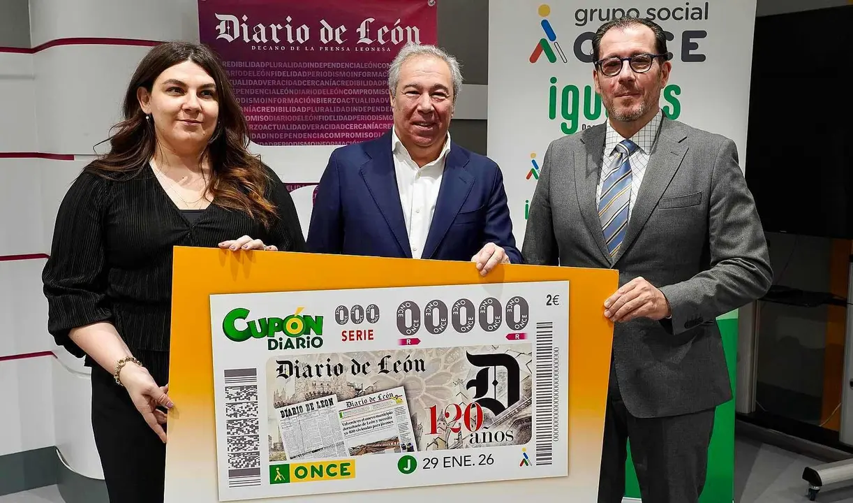 El delegado de la ONCE en Castilla y Le&oacute;n, Ismael P&eacute;rez, y el director del Diario de Le&oacute;n, Joaqu&iacute;n S. Torn&eacute;, presentan el cup&oacute;n dedicado al 120 aniversario del peri&oacute;dico.