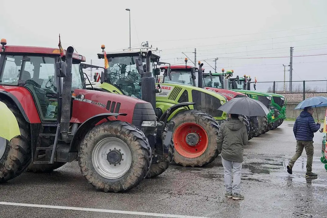 Convocatoria de una tractorada por la situaci&oacute;n del campo leon&eacute;s.