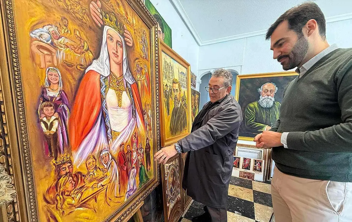 David Fern&aacute;ndez, junto a Luis Zotes, durante su visita a la muestra del artista.