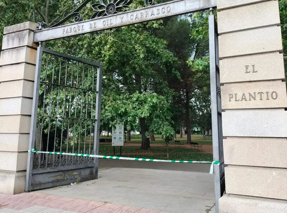 Parque de Gil y Carrasco de Ponferrada cerrado este mi&eacute;rcoles por el temporal de viento. Foto: Ayto. Ponferrada.