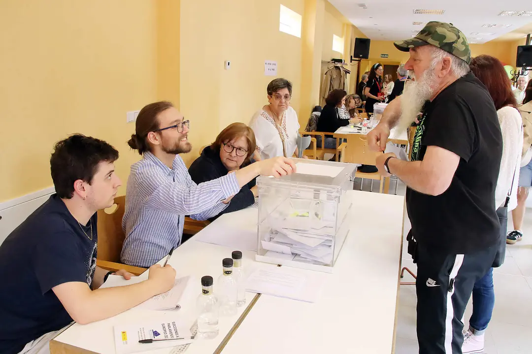 Votaciones en un colegio electoral de Trobajo del Camino (Le&oacute;n)