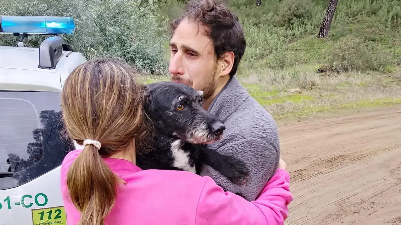 Boro, el perro que se hab&iacute;a perdido despu&eacute;s del accidente de Adamuz, por fin en brazos de su due&ntilde;a. Ema Infoca