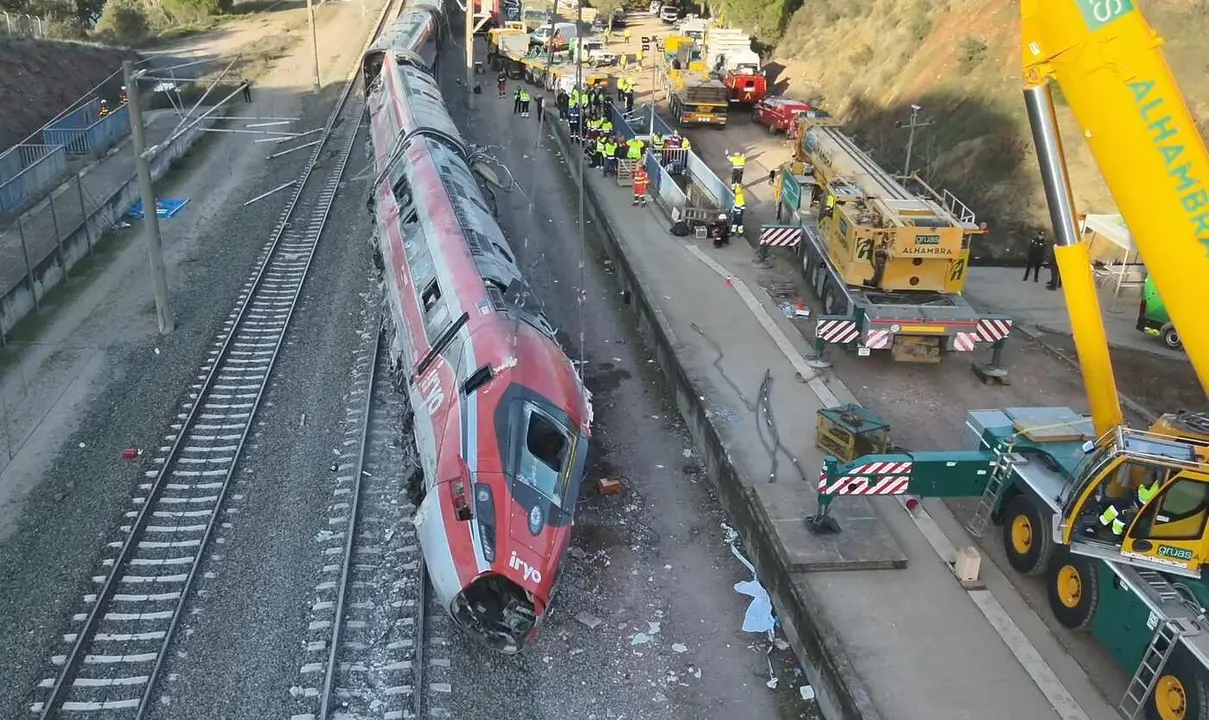 Trabajos de retirada del tren Iryo accidentado.