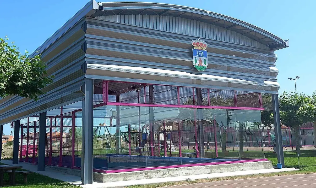 Imagen de las instalaciones de p&aacute;del de Santa Mar&iacute;a del P&aacute;ramo.