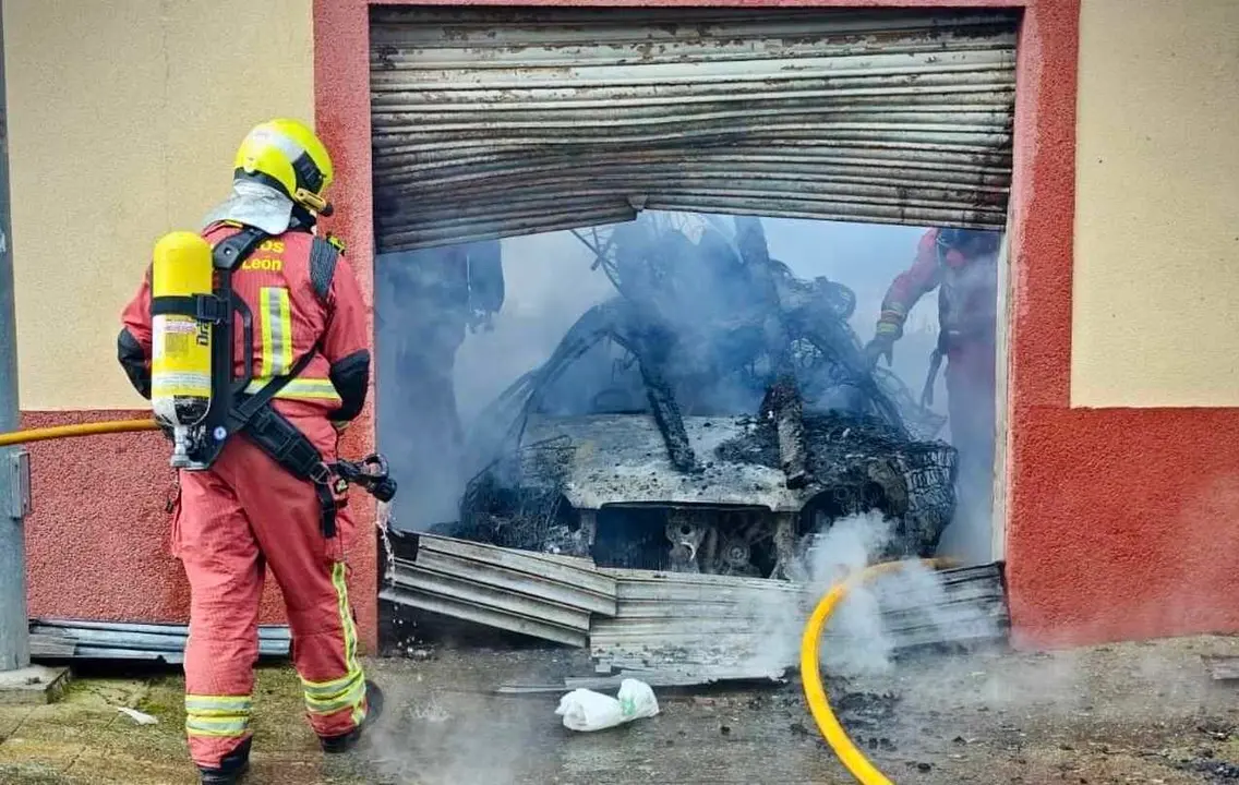 Imagen del incendio en la cochera de la pedan&iacute;a de Armunia. Foto: Bomberos Le&oacute;n