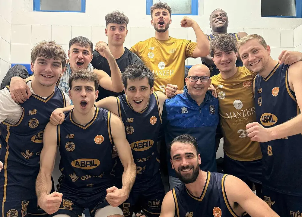 Tino Ugidos, junto a su equipo, este fin de semana tras su despedida como t&eacute;cnico.