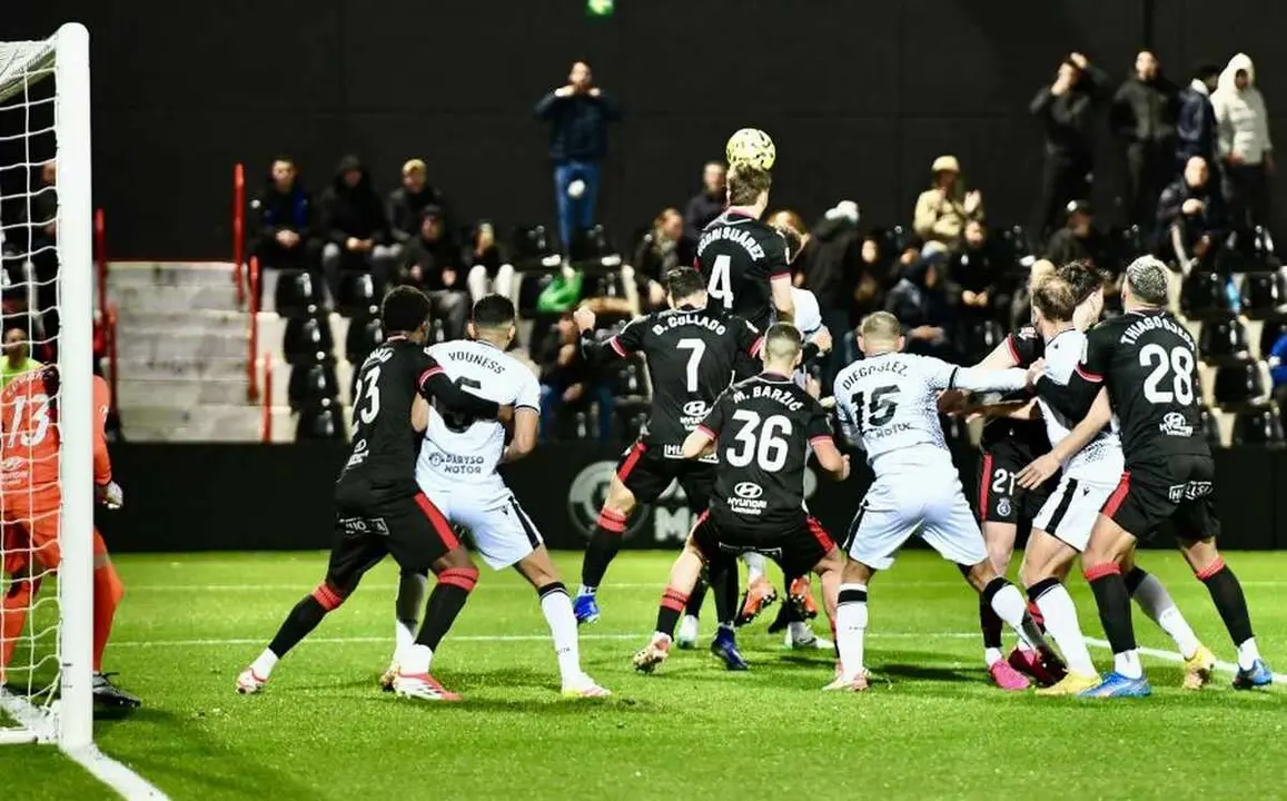 Rodri se impone a la delantera local en una acci&oacute;n del partido.