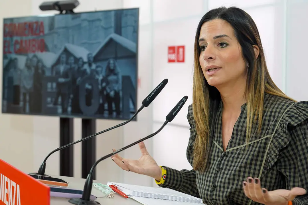 La candidata del Partido Socialista de Le&oacute;n a las Cortes de Castilla y Le&oacute;n, Nuria Rubio informa sobre la actualidad pol&iacute;tica. Foto: Campillo.