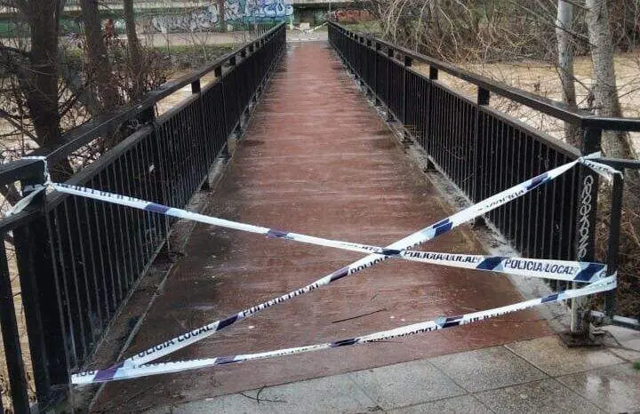 Una de las pasarelas peatonales sobre el Bernesga que han sido cerradas por la Polic&iacute;a Local. Foto. Ayto. Le&oacute;n.