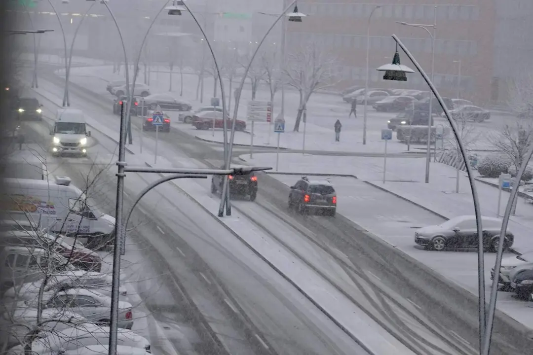 Imagen del temporal de nieve en las calles de Le&oacute;n capital. Foto: Campillo