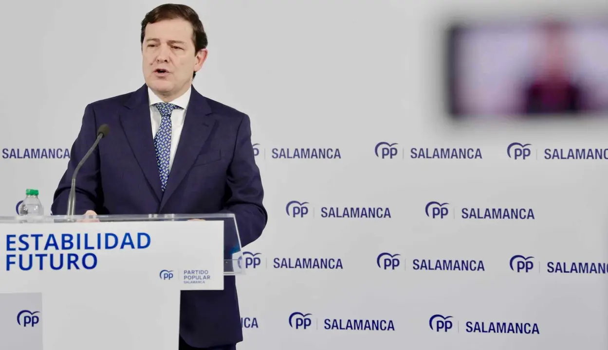 El presidente regional del PP, Alfonso Fern&aacute;ndez Ma&ntilde;ueco ofrece una rueda de prensa en la sede del PP de Salamanca