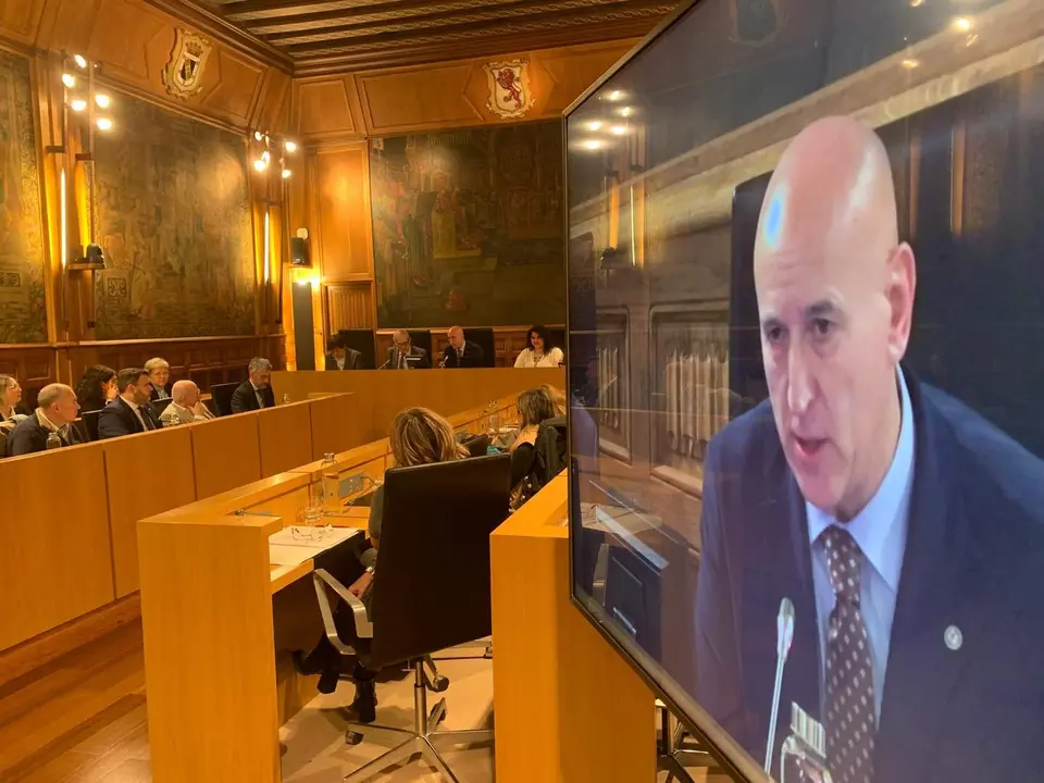 El pleno municipal de Ayuntamiento de Le&oacute;n, que de nuevo se ha celebrado en el Palacio de los Guzmanes, ha tomado diferentes acuerdos, entre ellos la nueva ordenanza del taxi, consorcio de transporte y cambio en el nombre de calles. Fotos: A.F. Reca