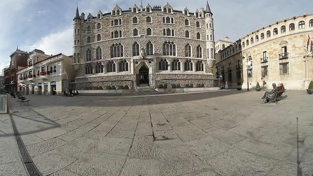 Imagen de la fachada principal del edificio Botines en Le&oacute;n capital.