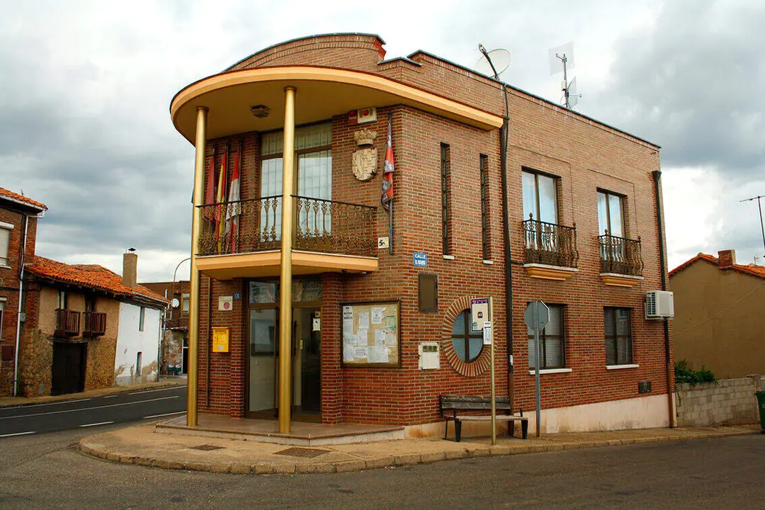 Imagen exterior del Ayuntamiento de Cuadros.
