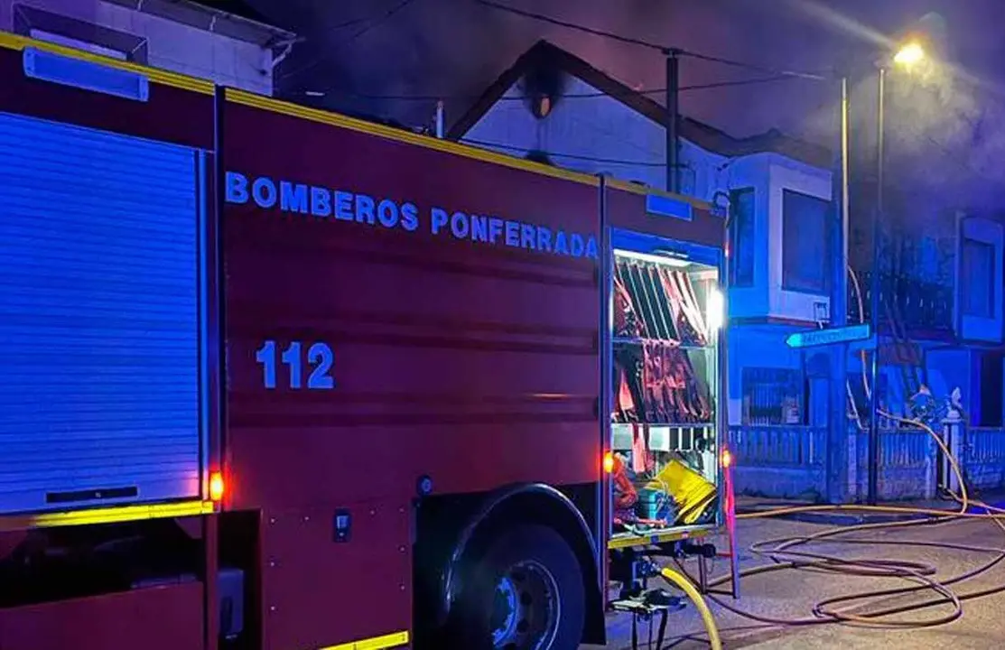 Efectivos de Bomberos de Ponferrada intervienen durante un incendio.