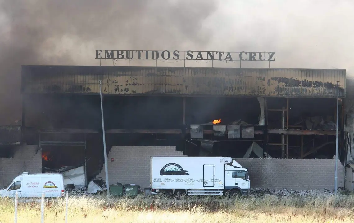 Imagen del incendio de la nave de Embutidos Santa Cruz de Bembibre en 2013. Foto: C&eacute;sar S&aacute;nchez.