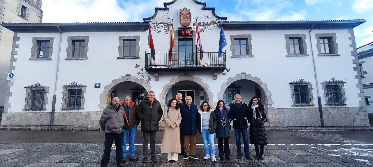 Viista de los representantes de UPL a Villaman&iacute;n. Foto: UPL