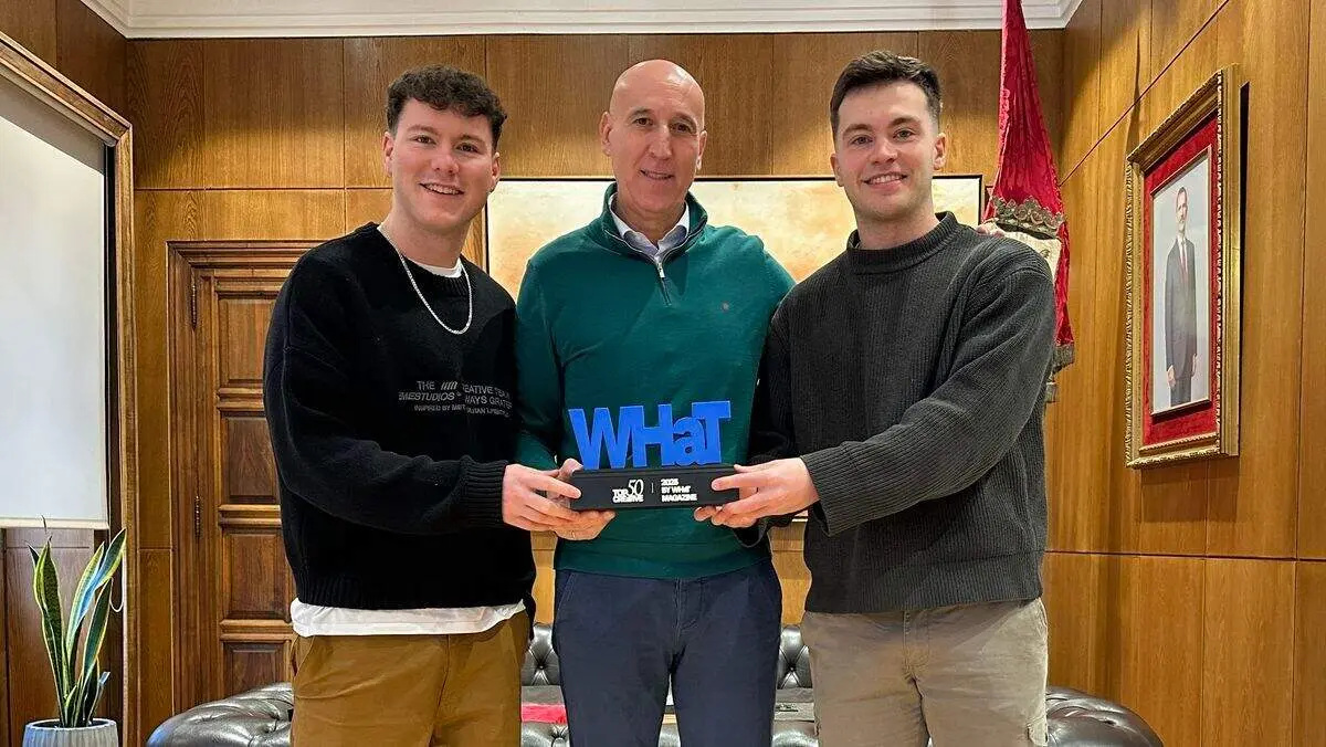 El alcalde de Le&oacute;n, Jos&eacute; Antonio Diez, ha recibido esta ma&ntilde;ana en el Ayuntamiento de San Marcelo a Diego Bajo y H&eacute;ctor Herrero, creadores del Monoloco. Foto: Ayto. Le&oacute;n.
