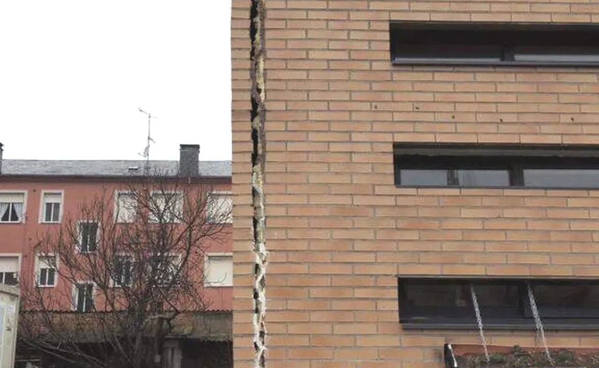 Grieta Centro C&iacute;vico de Santo Tom&aacute;s de las Ollas