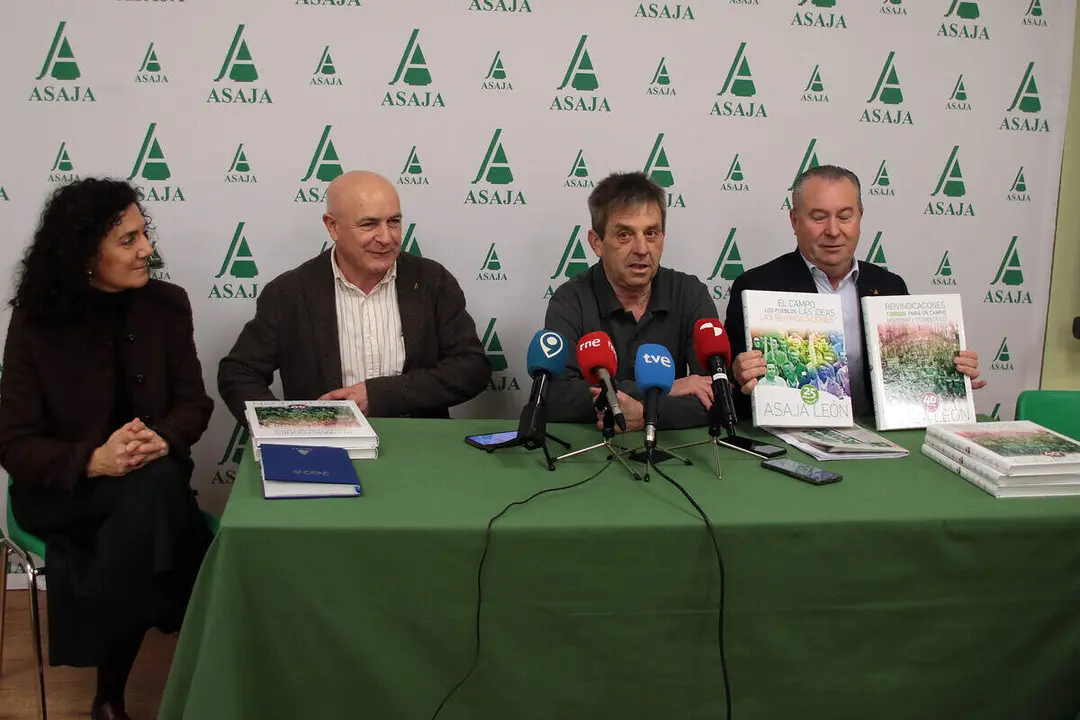 El presidente de la Asociaci&oacute;n de J&oacute;venes Agricultores de Castilla y Le&oacute;n, Donaciano Dujo, presenta el libro &lsquo;Reivindicaciones y servicios para un campo moderno y tecnol&oacute;gico&rsquo;, editado por Asaja de Le&oacute;n con motivo de su 40 aniversario