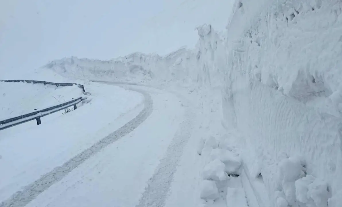 Imagen de uno de los viales en los que est&aacute;n trabajando las m&aacute;quinas de la Diputaci&oacute;n de Le&oacute;n, con m&aacute;s de un metro de nieve en algunos puntos.