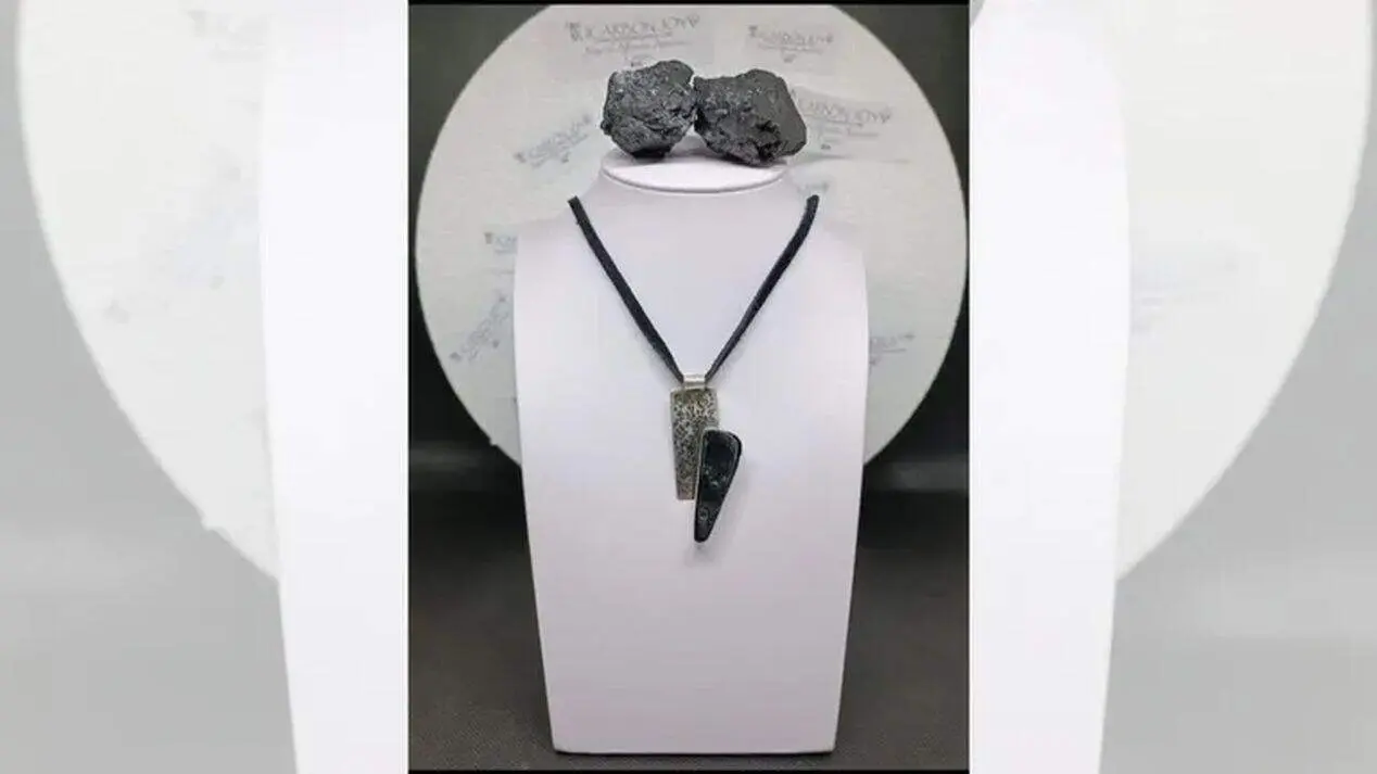 Joyas hechas de carb&oacute;n.