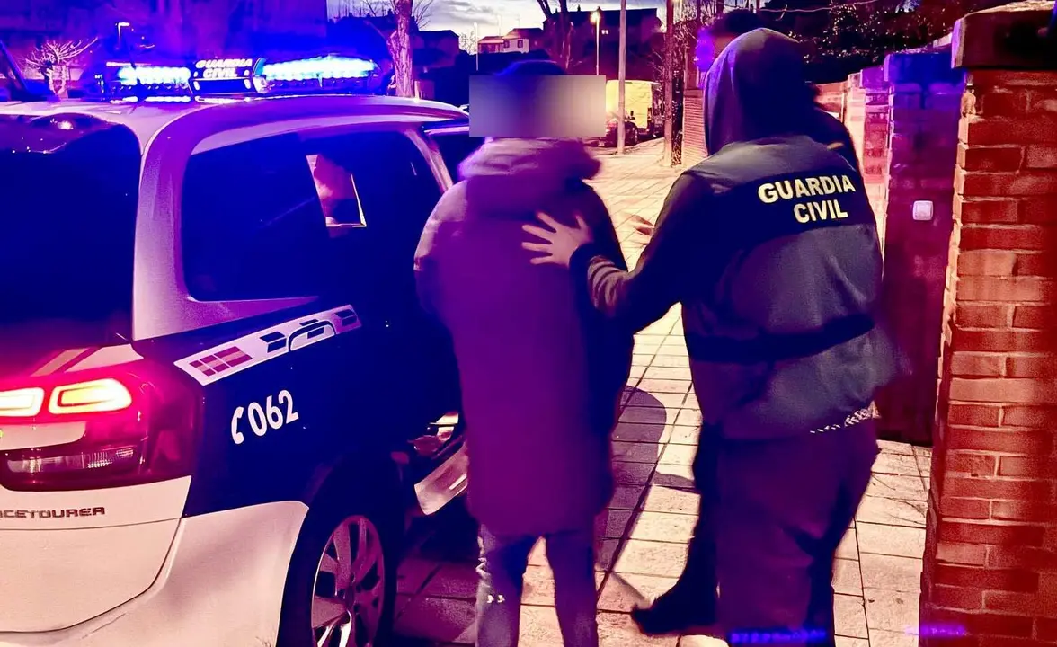 Efectivos de la Guardia Civil en el momento de trasladar al detenido por los robos.