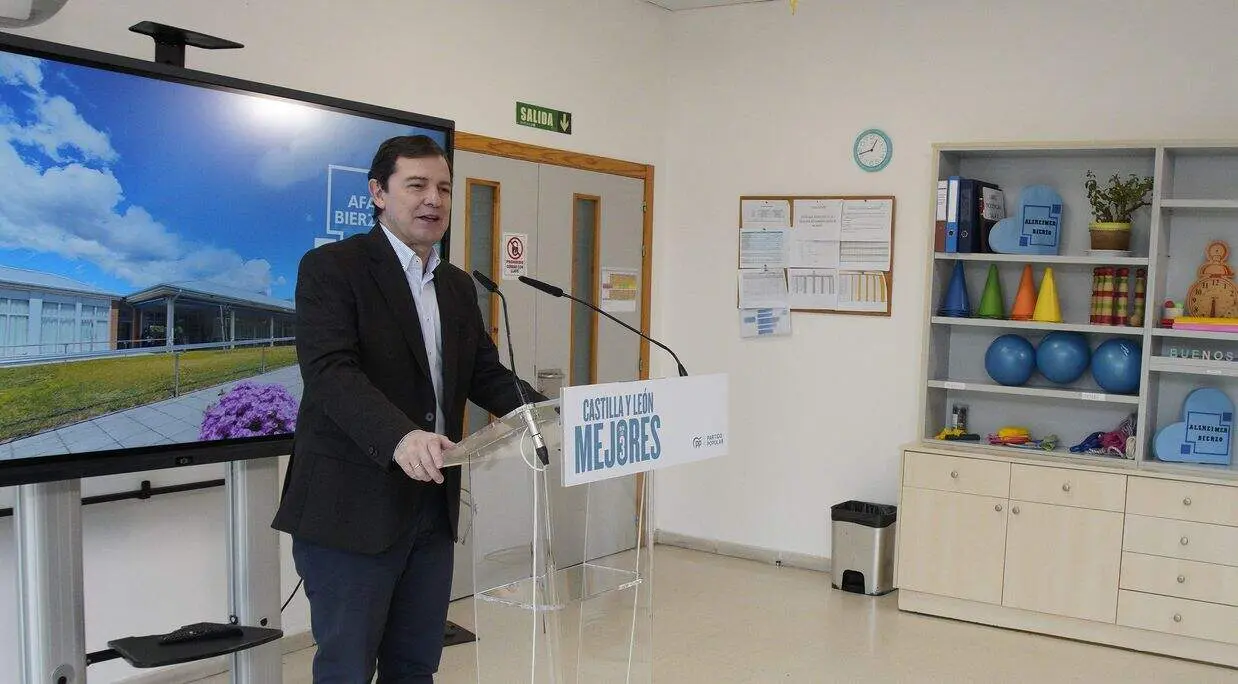 El presidente del Partido Popular de Castilla y Le&oacute;n y candidato a la Presidencia de la Junta, Alfonso Fern&aacute;ndez Ma&ntilde;ueco, durante su visita a la Asociaci&oacute;n de Alzheimer Bierzo (AFA)