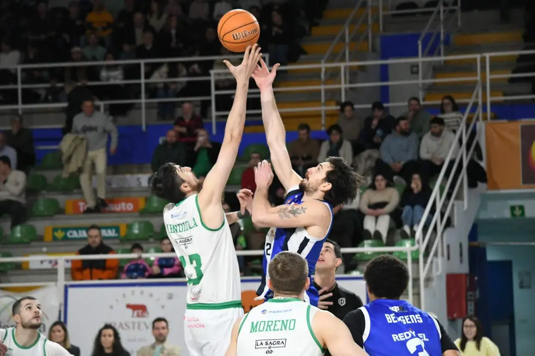 Salto inicial del partido entre el Cl&iacute;nica Ponferrada y el Toledo Basket.