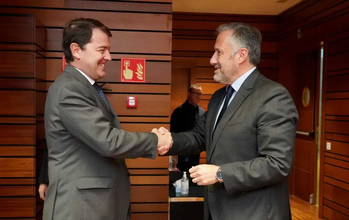 El presidente de la Junta, Alfonso Fern&aacute;ndez Ma&ntilde;ueco, saluda al presidente de las Cortes, Carlos Poll&aacute;n, a su llegada al hemiciclo para el Pleno de las Cortes de Castilla y Le&oacute;n