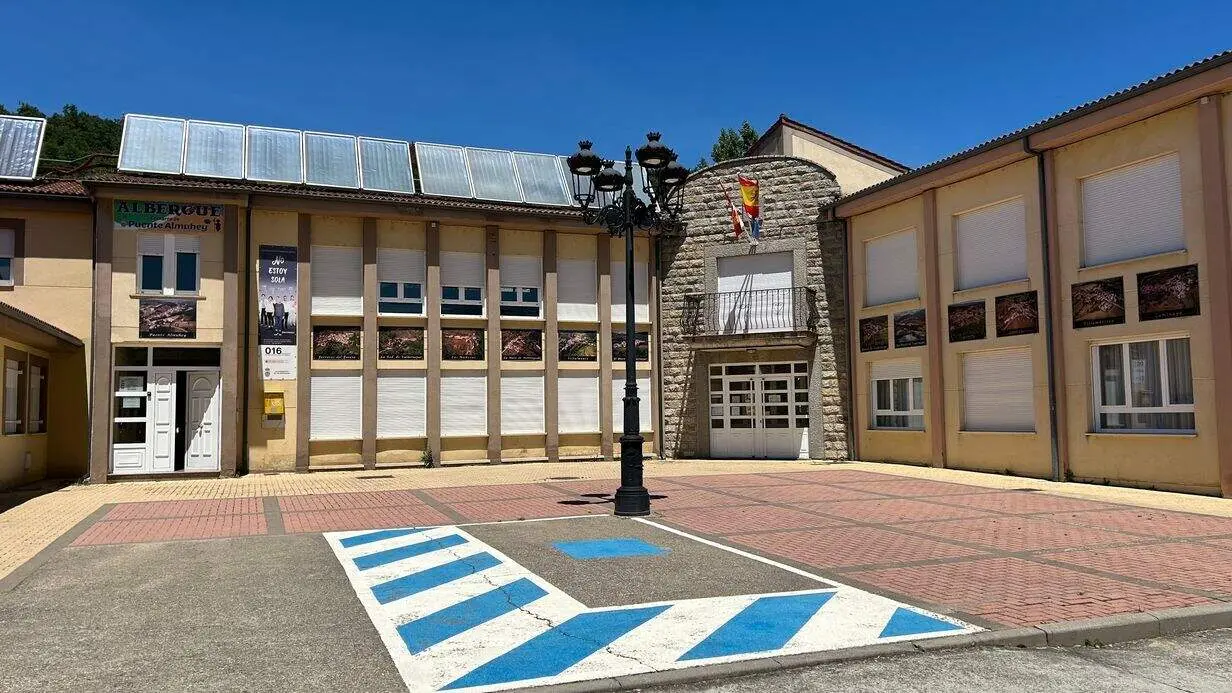 Ayuntamiento_de_Valderrueda_en_Puente_Almuhey 1