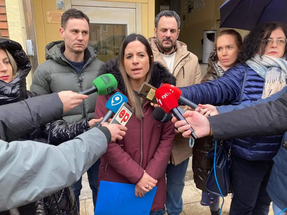 La vicesecretaria general del PSOE de Castilla y Le&oacute;n y candidata a las Cortes, Nuria Rubio, acompa&ntilde;ada de otros miembros de la candidatura y del secretario general del PSOE de Le&oacute;n, Javier Alfonso Cend&oacute;n, ofrece declaraciones sobre educaci&oacute;n