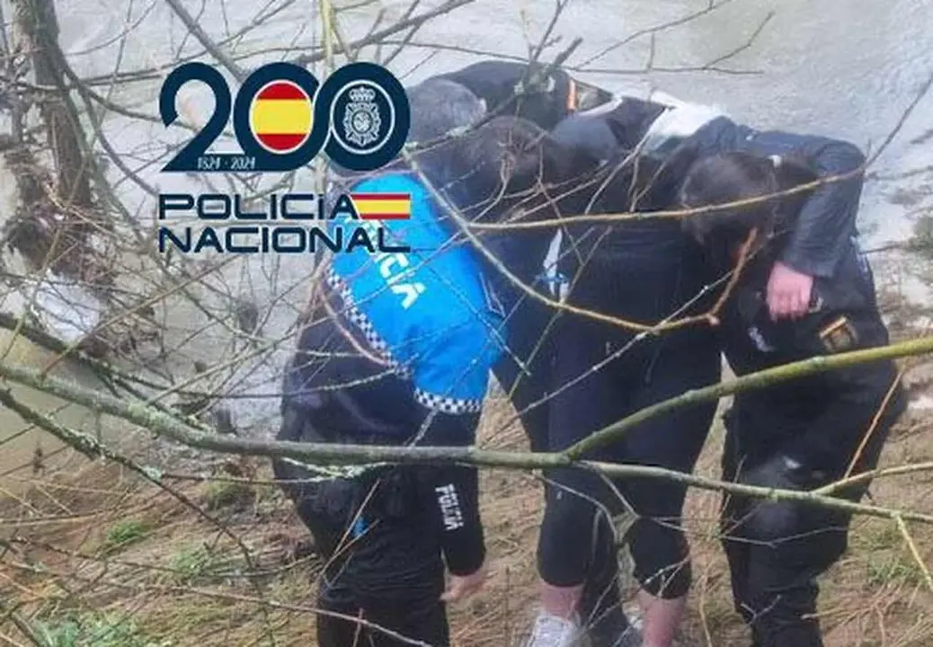 Agentes de la Polic&iacute;a Nacional y Local en el momento de rescatar a la joven de las aguas del r&iacute;o Bernesga.