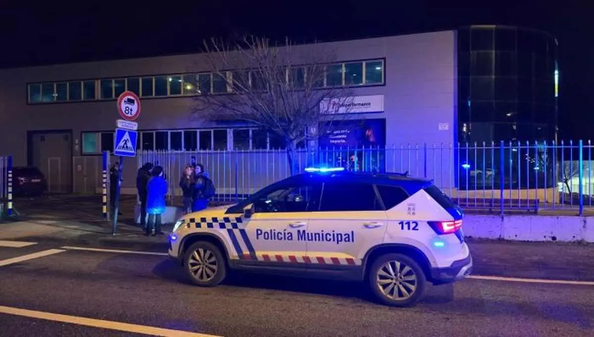 Efectivos de la Polic&iacute;a Local en las instalaciones de Teleperformance. Foto: El Bierzo Digital