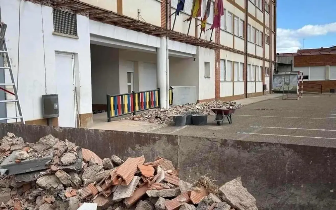 Imagen del estado en el que se encuentra en la actualidad el colegio Trepalio de Trobajo del Camino.