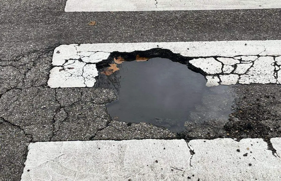 Uno de los socavones que denuncia el Grupo de Vox en el Ayuntamiento de Ponferrada. Foto: Vox.