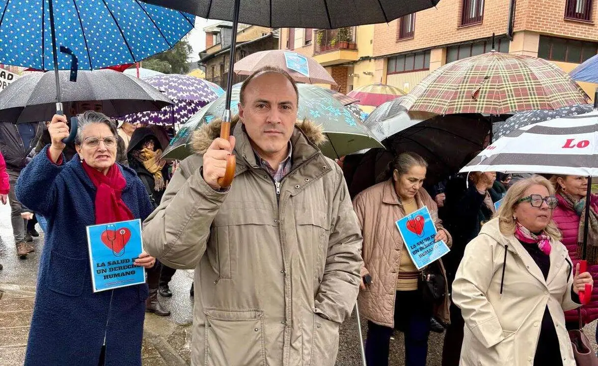 El leonesista Luis Carballo, en la manifestaci&oacute;n por el Centro de Salud de Toreno. Foto: UPL.