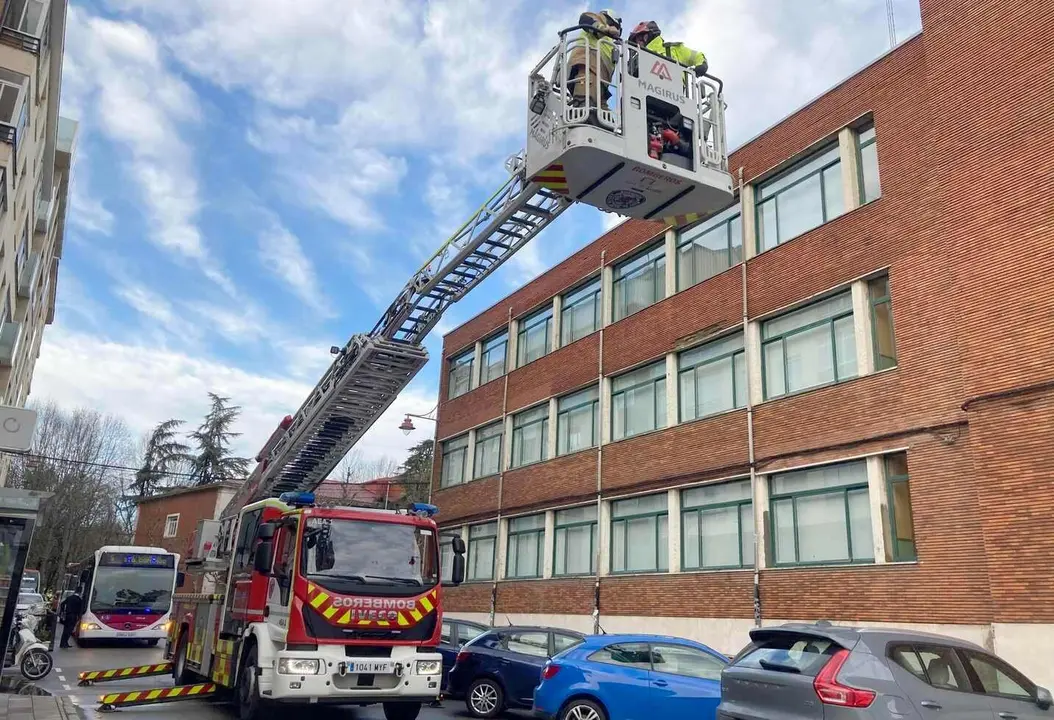 Los bomberos de Le&oacute;n afianzan una pared en peligro de un edificio del centro de la capital leonesa. Foto: Peio Garc&iacute;a