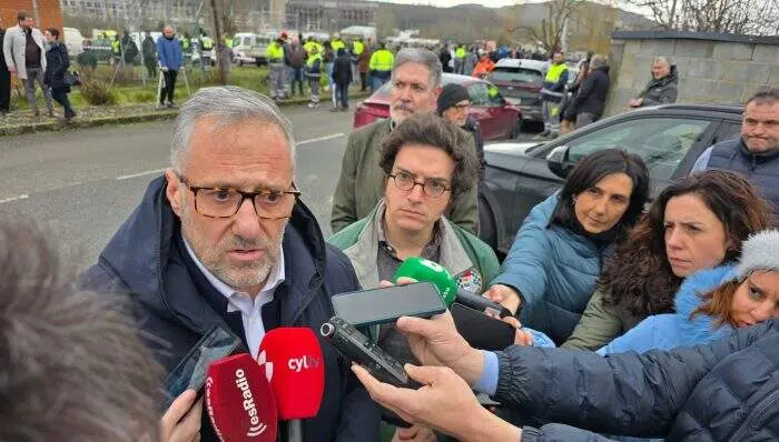 Poll&aacute;n y Figaredo (Vox) este jueves en Cubillos del Sil. Foto cedida por El Bierzo Digital.