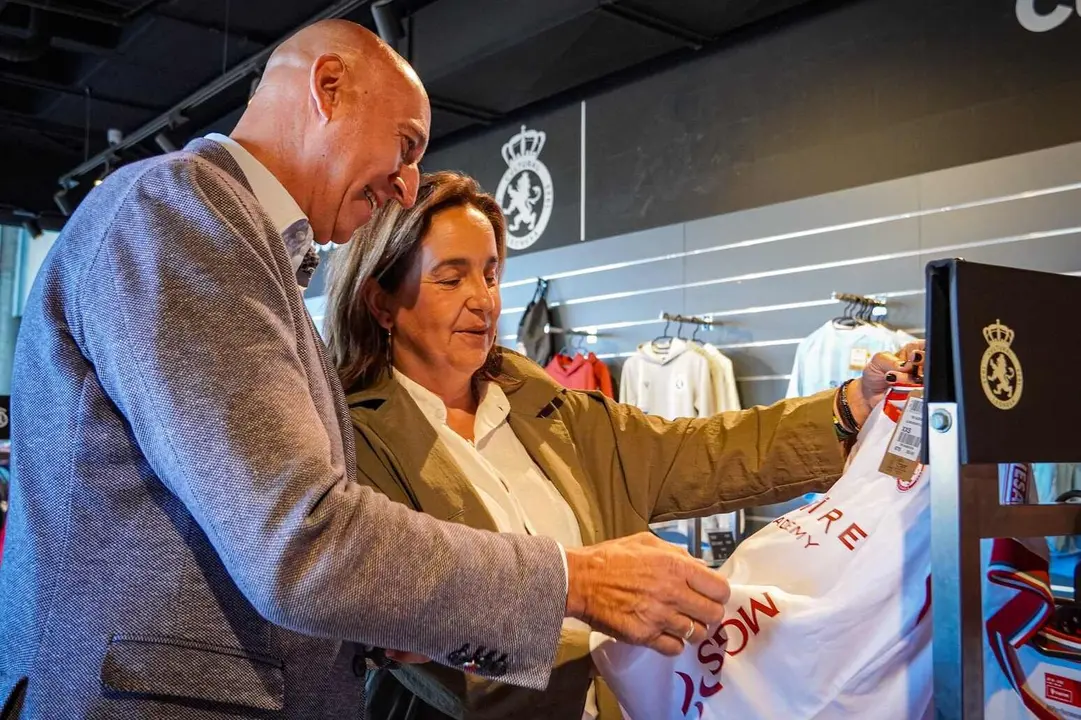 El alcalde de Le&oacute;n, Jos&eacute; Antonio Diez, junto a la consejera ejecutiva de la Cultural, Natichu Alvarado, en la tienda oficial de la entidad culturalista.