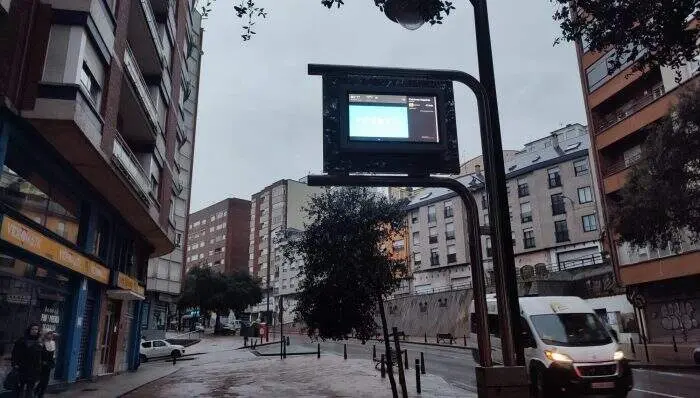 Una de las pantallas instaladas en Ponferrada pero sin funcionar. Foto: PSOE