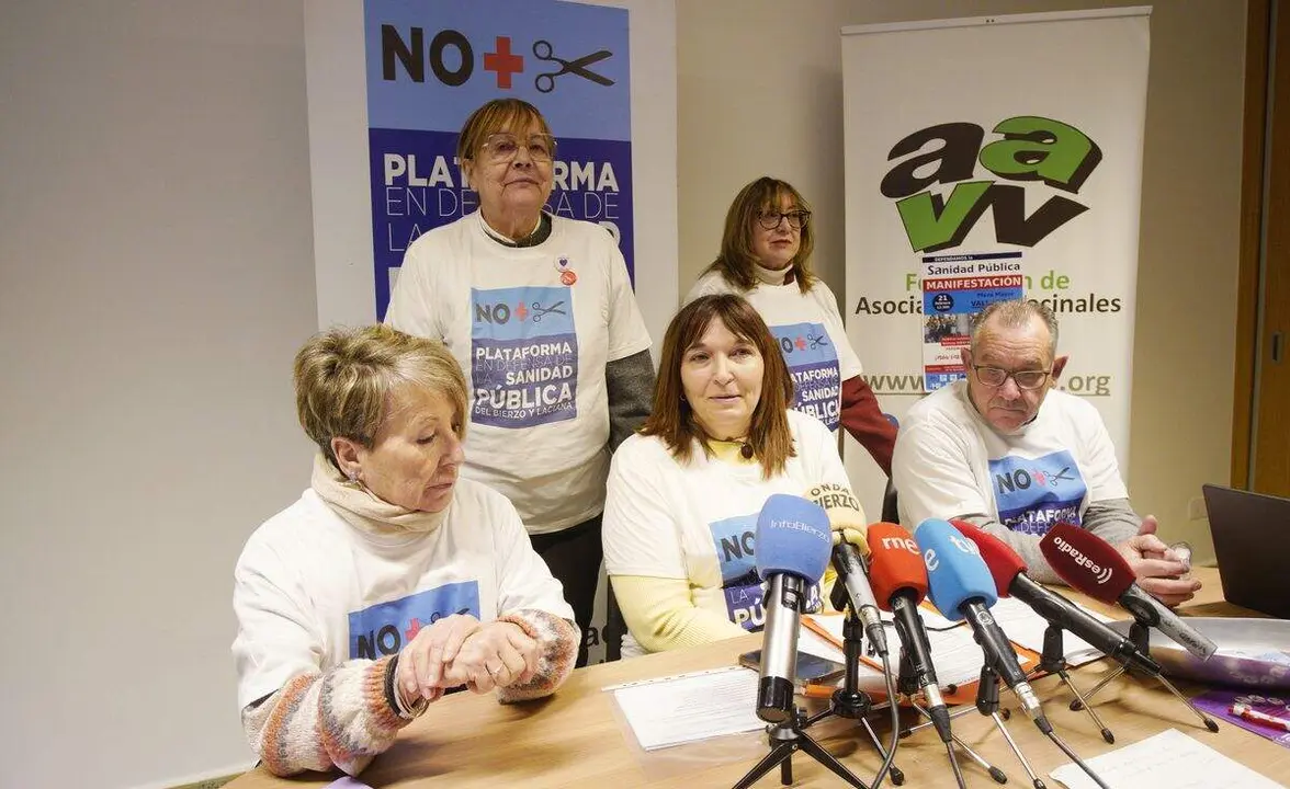 Los componentes de la Plataforma en defensa de la Sanidad P&uacute;blica del Bierzo y Laciana, durante su comparecencia en rueda de prensa para hablar de la situaci&oacute;n sanitaria en ambas comarcas. Foto: C&eacute;sar S&aacute;nchez.