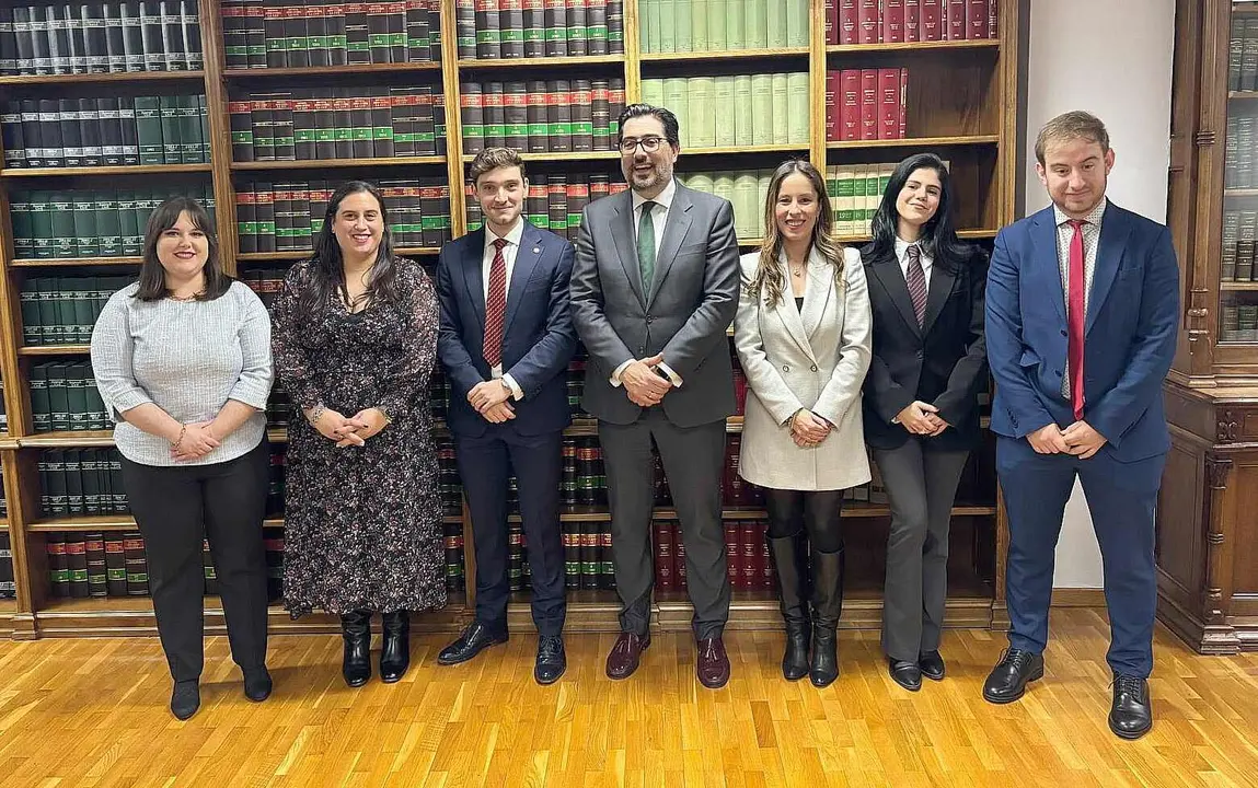 Junta directiva AAJ Le&oacute;n con el Decano