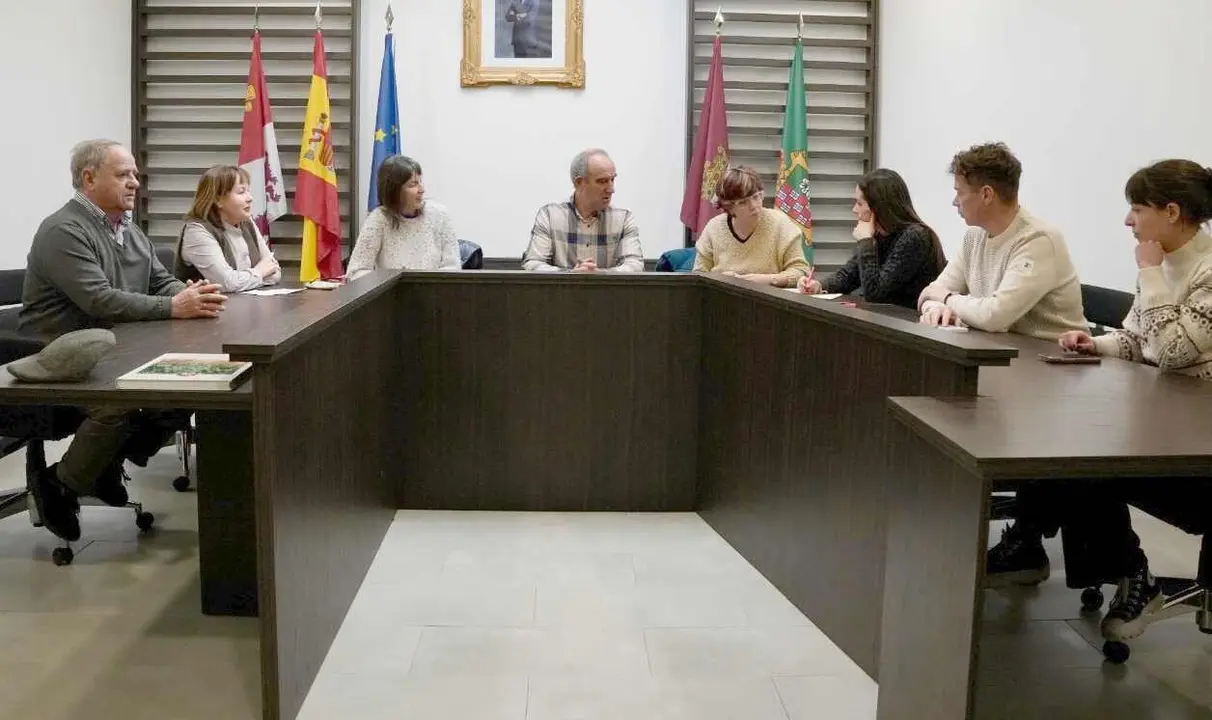 Un instante del encuentro mantenido con el AMPA del Colegio P&uacute;blico Virgen del Arrabal, en Laguna de Negrillos.