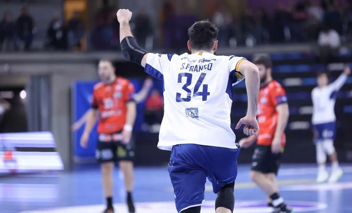 Franco celebra uno de sus goles ante la mirada de los jugadores maristas.