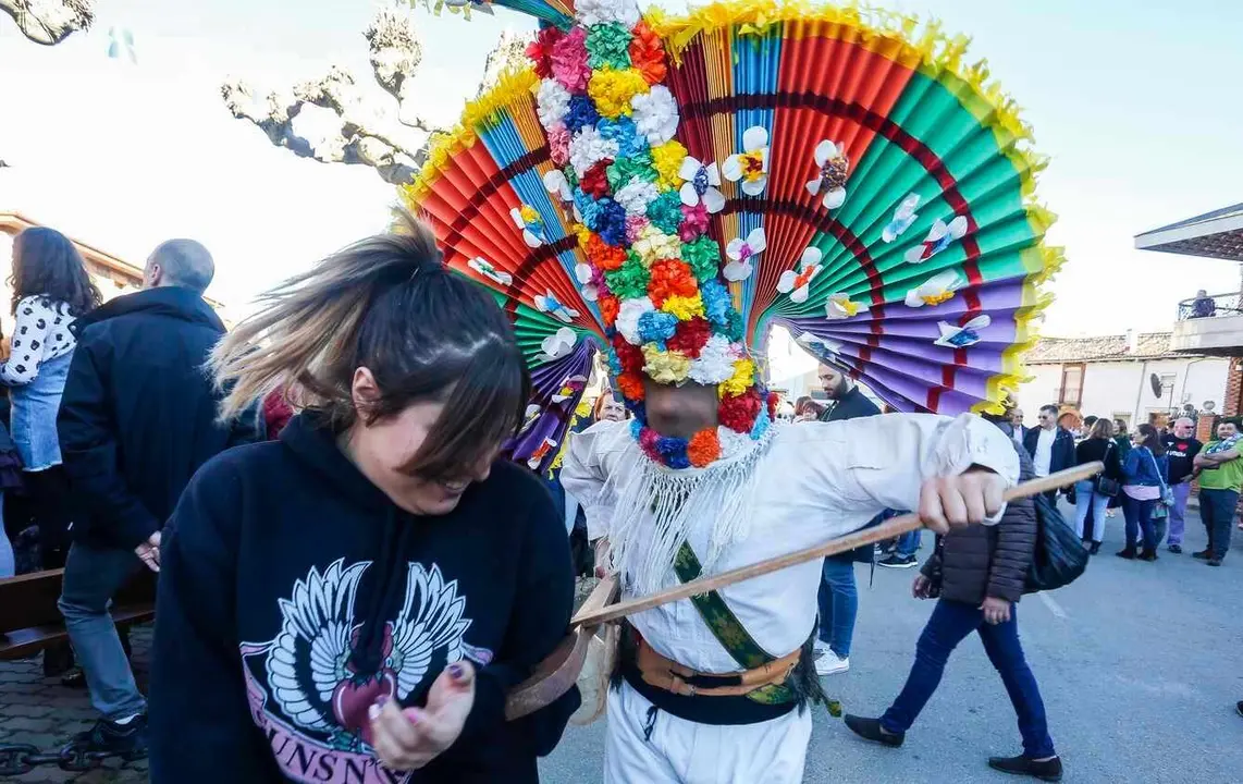 Tradicional antruejo en la localidad leonesa de Llamas de la Ribera. Una cita que marca el periodo de Carnaval en la provincia de Le&oacute;n. Foto: Campillo