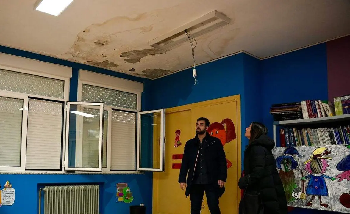 Nuria Rubio, durante su visita al Antonio Machado, afectado, entre otras, de goteras. Foto: PSOE