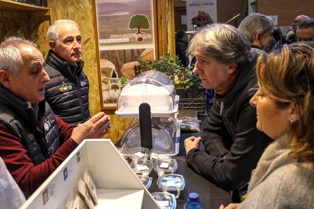 El candidato del PSOE a la Presidencia de la Junta, Carlos Mart&iacute;nez, asiste a la inauguraci&oacute;n de la 23&ordf; Feria de la Trufa en Abejar (Soria). Foto: Concha Ortega.