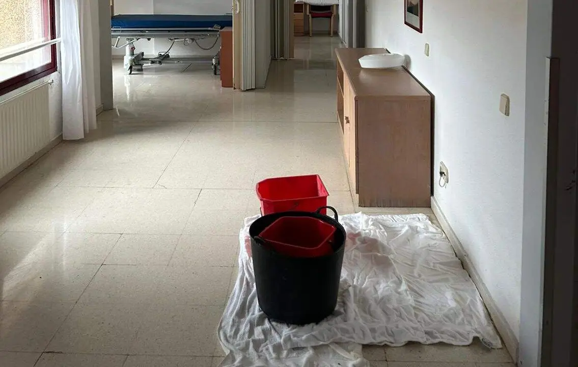 Las lluvias reavivan los problemas de filtraciones de la Residencia Mixta de mayores de Ponferrada.